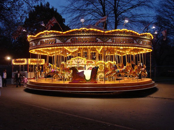 800px-Carousel_at_Hyde_Park